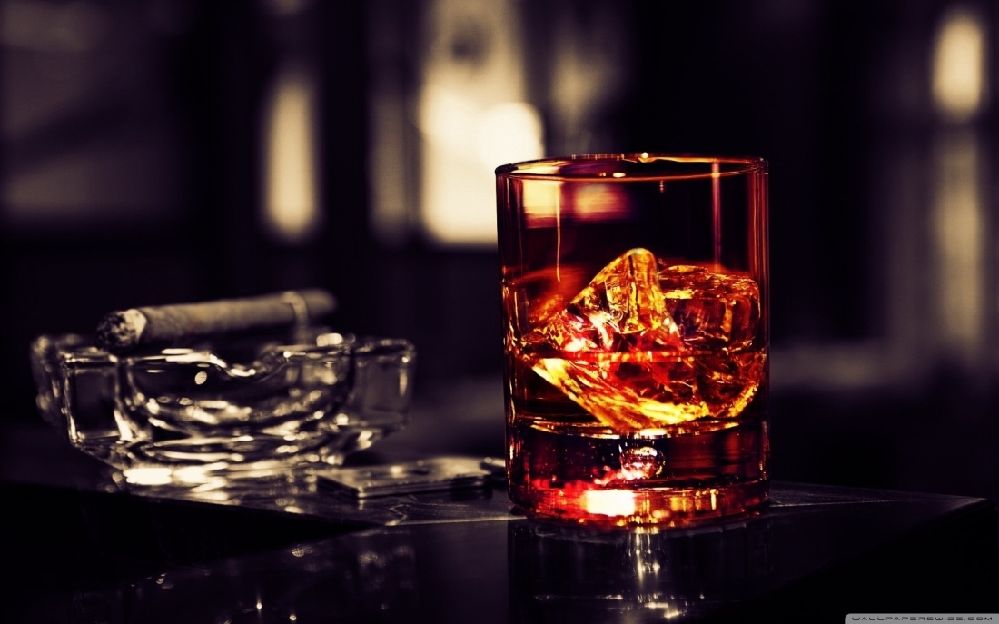 whisky_glass_with_cigar_on_the_table-wallpaper-2560x1600.jpg